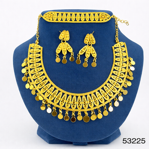 MOLL JEWELLERS Collier pour femme élégant et tendance en laiton plaqué or avec zircon naturel, chaîne torsadée et motif feuille, 16 pouces, par un tiers - Product Image 1