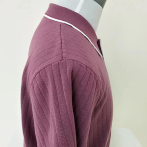 Haut court tricoté violet à manches courtes pour homme avec bordure contrastante, coupe classique, couleur unie, décontracté - Product Image 3