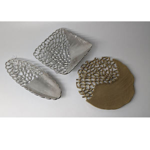 Plats en métal aluminium verni, plateaux de service de luxe, forme feuille d'or et d'argent, très demandés pour hôtels et restaurants - Product Image 1