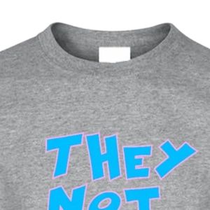 เสื้อยืดแขนสั้นลายกราฟิกสำหรับวัยรุ่นสีเทาเฮเทอร์ ลายพิมพ์ตัวอักษรสีน้ำเงินเข้ม "They Not Like Us" คอกลม สไตล์ลำลอง แฟชั่นวัยรุ่นสำหรับใส่ทุกวัน - Product Image 3
