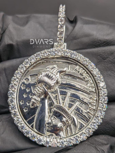 Pendentif médaillon de luxe en argent 925, serti de diamants Moissanite, pendentif personnalisé Statue de la Liberté, breloques, prix de gros - Product Image 1