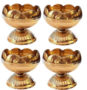 Ensemble de 4 lampes à huile traditionnelles indiennes en laiton pour Diwali Puja, lampes décoratives en laiton Jyoti Diyas pour Pooja Aarti, décoration de temple et de maison - Product Image 1