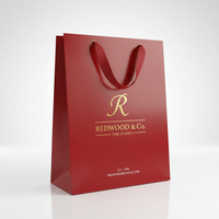 Sacs en papier de luxe personnalisés faits à la main par un fabricant vietnamien, avec logo brillant laminé, pour boutiques, supermarchés et cadeaux.