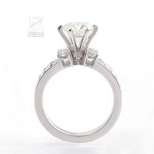 Bague de fiançailles solitaire en or blanc massif avec diamant rond, double anneau et tige architecturale fendue pour femme - Product Image 1