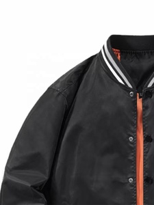 Chaqueta universitaria de béisbol de satén personalizada para equipo de fútbol americano, modelo Bomber, con ribete blanco, venta al por mayor, totalmente personalizable, corte regular - Product Image 4