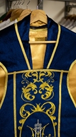 Chasuble Liturgique Bleue avec Monogramme Brodé Or, Vêtement de Culte Catholique pour Adultes, pour Prêtres, Quatre Saisons