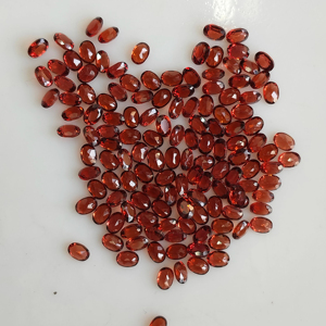 โกเมนสีแดงธรรมชาติ 3.5x2.5 มม. รูปทรงวงรี คุณภาพดีที่สุด พลอยเม็ดเดี่ยวสำหรับทำเครื่องประดับ - Product Image 3