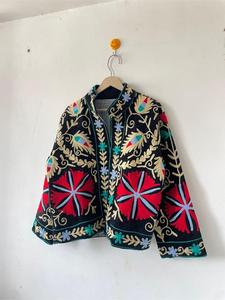 Chaqueta Bordada Floral Suzani de Algodón Negro Hecha a Mano, Corte Relajado, Frente Abierto, Manga Larga, Estilo Boho, Ropa Exterior de Moda para Mujer - Product Image 4