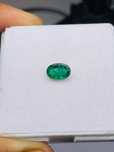 Esmeralda Natural de Zambia, Corte Ovalado, 1.53 Quilates, Gema de Grado AAA, Certificada por IGI, Buena Calidad, Lustre Excelente, Bonito Color Verde - Product Image 3