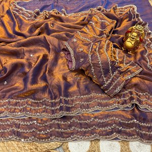 Sari indio premium de diseñador con cuentas, el último modelo de sari de satén de seda, sari con cuentas de oro rosa herenciales, sari de satén con calados. - Product Image 3