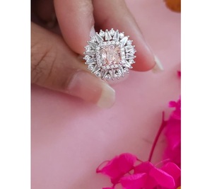 Bague élégante et tendance pour femme en alliage de platine plaqué argent, design de créateur, en laiton, avec zircon étincelant, idéale pour les mariages, les anniversaires et les cadeaux de fête - Product Image 1