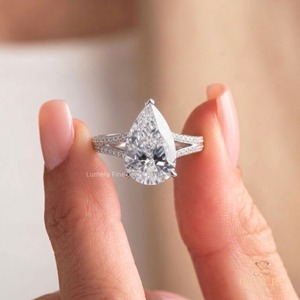 Bague de fiançailles de luxe en or massif, diamant en forme de poire certifié IGI, bord pavé de diamants de laboratoire, élégante monture à double anneau - Product Image 1