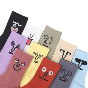 Chaussettes amusantes à motif de visage d'anime, 100% coton, longueur mi-mollet avec logo sur le corps - Product Image 5