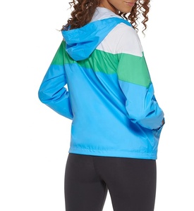 Chaqueta cortavientos para mujer al por mayor Chaqueta ligera de nailon con bloque de color de temporada de verano con diseño de patrón con capucha transpirable personalizada - Product Image 2