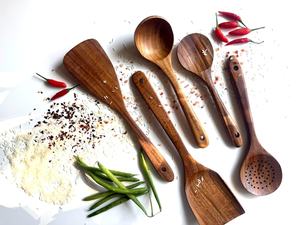 Juego de utensilios de cocina de madera hechos a mano |   Cuchara y espátula de cocina de madera natural |   Proveedor OEM y Mayorista - Product Image 1