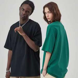Ensemble personnalisé unisexe 2 pièces en coton 100% 300 g/m² pour l'été, comprenant un T-shirt court à col rond, coupe oversize et épaules tombantes, et un short, coupe carrée. - Product Image 5