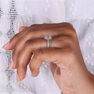 Anillo redondo brillante con propuesta de diamante cultivado en laboratorio, anillo de compromiso único para mujer con conjunto de HALO y pavé, Joyería de diamantes de oro blanco - Product Image 6