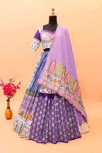 Lehenga Choli en coton imprimé violet avec manches courtes et col carré, longueur ras du sol, protection solaire, idéal pour les mariages et Diwali - Product Image 3