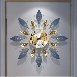 Horloge élégante à grille géométrique dorée avec accents étoilés. Luxueux et moderne pour votre maison, disponible à prix de gros. - Product Image 4