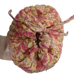 Bolsa de Pared Multifuncional para Ropa y Accesorios de Yoga, Hecha a Mano con Tela de Algodón Estampada con Técnicas de Blockprint, Ecológica y Duradera - Product Image 3