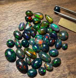 พลอยโอปอลเอธิโอเปียสีดำทรงคาโบชอง ขนาดตั้งแต่ 2 ถึง 10 กะรัตต่อเม็ด - Product Image 6
