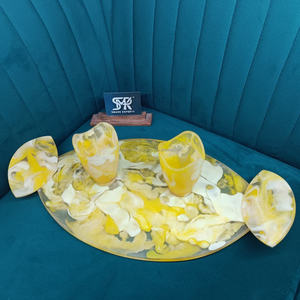 Plateau de service en résine fait main de luxe avec deux verres, motif marbre jaune et blanc, style ange, décoration de table pour la maison - Product Image 1