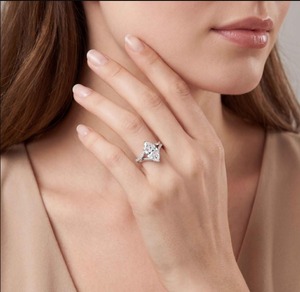 Magnifique bague à trois pierres en or rose 10K avec diamant de laboratoire taille ovale et accents demi-lune 6.30 CTW - Product Image 3