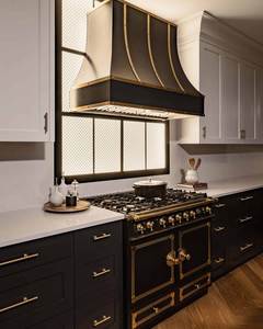 Hotte de cuisine en laiton impressionnante, conçue pour les intérieurs de luxe, extraction d'air supérieure, excellence en la matière de la finition métallique décorative. - Product Image 2