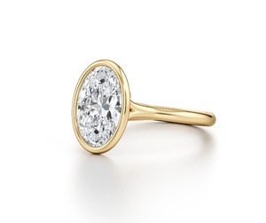 Bague de fiançailles solitaire en or jaune 9 carats avec diamant de laboratoire ovale de 1,10 carat, sertie clos, bijoux fins de mariée - Product Image 4