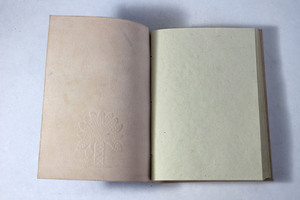 Carnet en cuir bleu roi avec bananier symbolique gravé et fait semblant d'être sculpté, relié en cuir de chèvre souple - Product Image 3