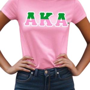 เสื้อยืดสีชมพู AKA สำหรับผู้หญิง เสื้อยืดแขนสั้นพร้อมตัวอักษร AKA ภาษากรีก เสื้อยืดลำลองสำหรับฤดูร้อนสำหรับวิทยาลัย เสื้อผ้าชมรมนักศึกษา - Product Image 6
