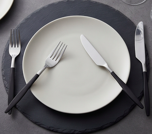 Ensemble de couverts modernes en acier inoxydable argenté à manche noir avec fourchette, cuillère et couteau pour table à manger, cuisine et usage quotidien - Product Image 3