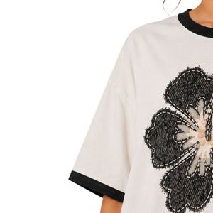 เสื้อยืดผู้หญิงสีขาวขนาดใหญ่พิเศษ พิมพ์ลายดอกชบาสีดำ สไตล์ลำลอง ผ้าฝ้าย สำหรับฤดูร้อน รับผลิตตามแบบ OEM ODM ขายส่ง - Product Image 3