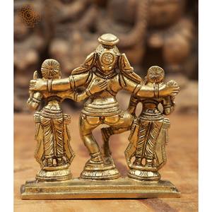 Fait à la main en laiton de 3 pouces Lord Krishna Idol avec Rukmini et Satyabhama Sculpture pour les cadeaux Fabriqué en Inde - Product Image 3