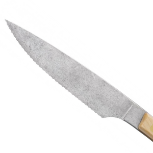 Couteaux à steak rustiques avec manche en bois clair à triple rivet et lame en acier dentelée pour la découpe de viande, la table à manger et la maison - Product Image 4