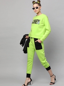 เสื้อสเวตเชิ้ตคอกลมสีเขียวนีออนสำหรับผู้หญิงพร้อมพิมพ์ลายตัวอักษรแขนยาวลำลองระบายอากาศได้ดีสำหรับฤดูใบไม้ร่วง - Product Image 6