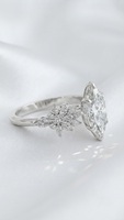 Bague de fiançailles et de mariage en diamant de laboratoire certifié IGI de 2,50 carats, taille marquise, pierres latérales florales, or blanc 14 carats, bague de mariée de luxe