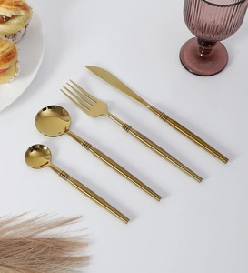 Ensemble de couverts en métal haut de gamme, cuillères de service, conçu pour une présentation élégante lors des repas - Product Image 2