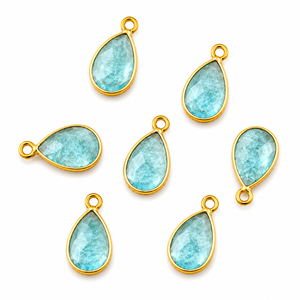 Pendentif en topaze bleue facettée en forme de poire avec monture dorée et passant unique pour la fabrication de colliers, bracelets et boucles d'oreilles - Product Image 3