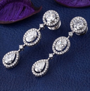 Pendientes Colgantes de Oro Fino de 14K con Diamantes Cultivados en Laboratorio de 6.74 CT, Multiforma, con Micro-Pavé y Halo - Product Image 4