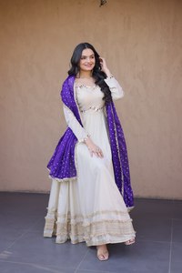 Robe longue Anarkali de style indien traditionnel avec broderie, dupatta de créateur, Anarkali prêt-à-porter - Product Image 3