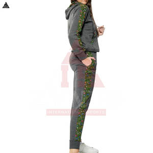 Nouveaux survêtements zippés pour femmes, de couleur unie, confortables, avec étiquette privée, en vente. Nouveauté : survêtements chauds pour femmes pour l'hiver. - Product Image 3