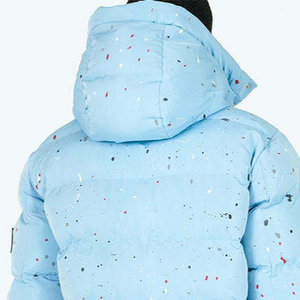 เสื้อแจ็คเก็ตพัฟเฟอร์ลายจุดสีฟ้าอ่อนสำหรับขายส่ง ปี 2026-27 แบบ unisex กันลม ใส่ได้ในฤดูหนาว สวมใส่สบาย ปิดด้วยซิป ผลิตจากโพลีเอสเตอร์เนื้อหนา ทรงปกติ - Product Image 4