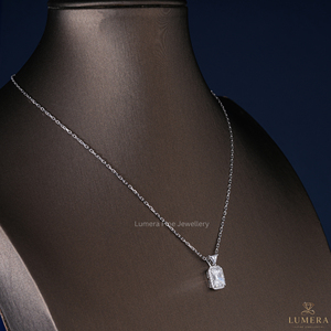 จี้เพชรทรงรัศมี 14K ทองคำแท้ พร้อมเพชรแล็บโกรว์ IGI Certified ประดับด้วยเพชรรอบวงและตัวจับรูปสามเหลี่ยม เครื่องประดับสไตล์ร่วมสมัย - Product Image 5