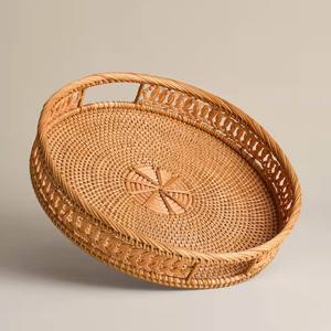 Panier de présentation rond en rotin à motif en boucle, plateau en osier artisanal avec poignées intégrées classiques, idéal pour l'aménagement de cafés - Product Image 1