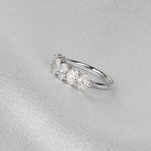 แหวนเพชรรูปไข่เพาะเลี้ยงแบบครึ่งวง 1.8 กะรัต ทอง 14K ดีไซน์เรียบหรูทันสมัย เหมาะสำหรับสวมซ้อนกับแหวนแต่งงาน - Product Image 6