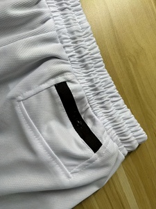 Shorts de sport blancs pour hommes, à séchage rapide, avec cordon de serrage à la taille et doublure intérieure noire, pantalon d'entraînement athlétique court - Product Image 3