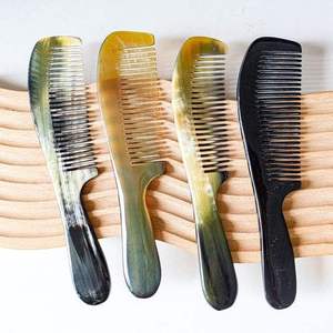 Peine de cuerno artesanal natural. Pulido y liso para un acabado antiestático y brillo, disponible a precios de mayorista AL MALIK CRAFT - Product Image 1