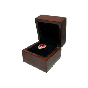 Organisateur de bijoux rectangulaire en bois de noyer massif avec texture naturelle et intérieur protecteur 60x60x53mm Yongda Taiwan - Product Image 1