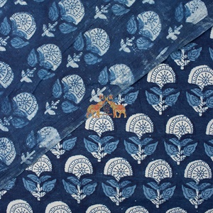 Tissu en coton indigo bleu imprimé au bloc, fait main en Inde, qualité supérieure, vendu au mètre pour la confection de robes et de kimonos - Product Image 2
